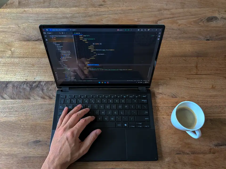 laptop op tafel met koffie